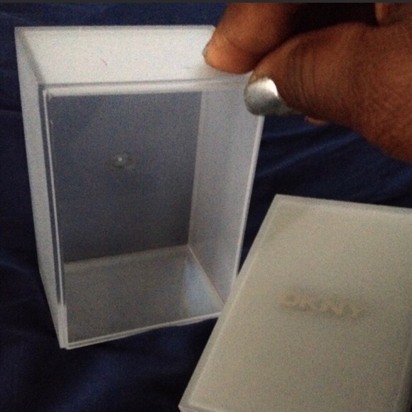 The crack in the DKNY BOX - Picture 2 of 6